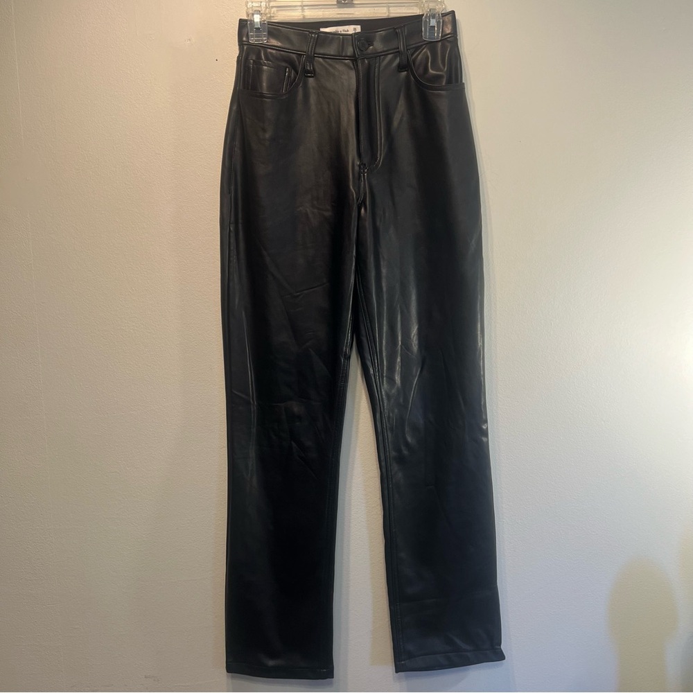 NWT Abercrombie & Fitch 90s Straight Ultra High Rise Vegan Leather Pant Sz 26/2